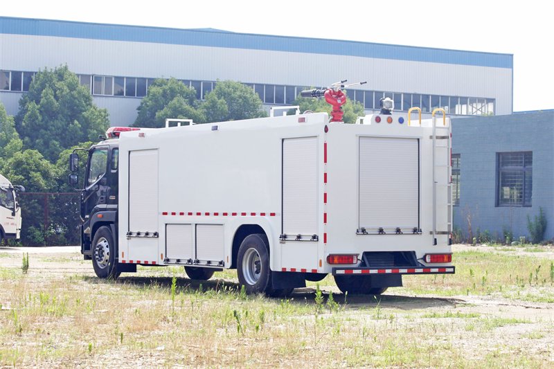 勾臂式垃圾车出车前检查：勾臂、锁紧、液压支腿与滚轮状态判定